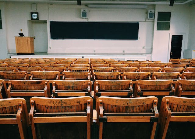 University College Scholarships Images/Photos: 2. A photo of a lecture hall of a higher education institutions. Photo by Pixabay: https://www.pexels.com/photo/brown-and-black-wooden-chairs-inside-room-207691/