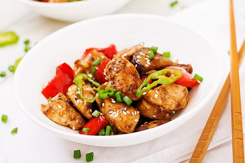 Free photo homemade Chinese Chicken Stir-fry (kung pao chicken with peppers and vegetables)