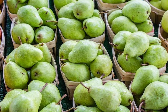 Photo of green-coloured pears displayed for sale