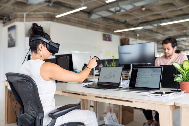 Computer Science – What is? – About, Principles, History – Father, Types, Branches, Fields, Benefits, Careers; Video and Images/Photos. Computer Science Images/Photos: 5. A female computer scientist using a virtual reality headset with a laptop in a workshop. Photo by ThisIsEngineering: https://www.pexels.com/photo/woman-using-laptop-computer-with-vr-headset-3861458/